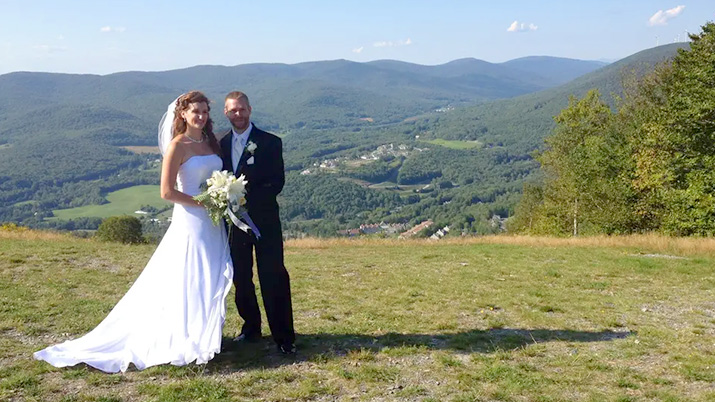 Đám cưới tại Jiminy Peak: Bức ảnh này sẽ đem đến cho bạn những trải nghiệm thú vị khi dự một đám cưới tuyệt vời tại Jiminy Peak. Hãy ngắm nhìn khung cảnh tuyệt đẹp và cảm nhận được tình yêu, niềm hạnh phúc của cặp đôi đang trao cho nhau.